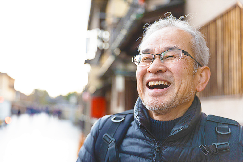 笑顔のおじいさんの写真